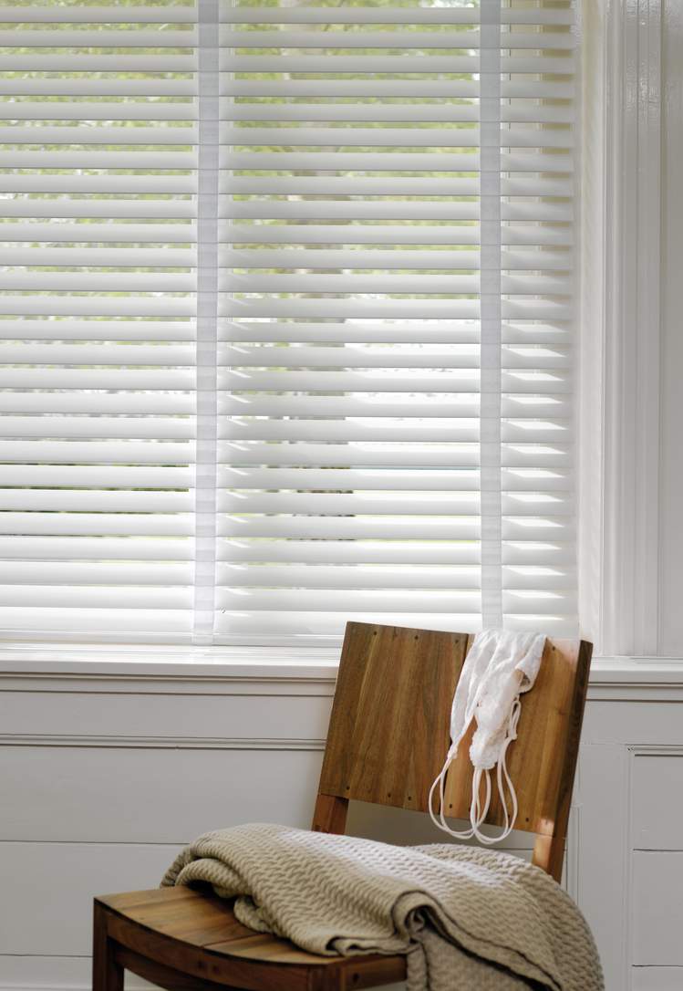 Wood venetian blind